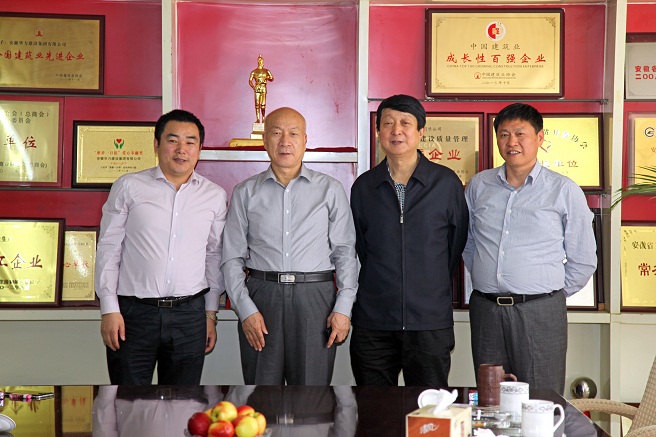 中国建筑业协会副会长兼秘书长吴涛先生莅临新华力参观指导工作