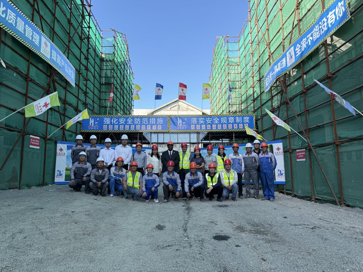 新任中国驻安巴大使蒋薇视察援安巴住房项目