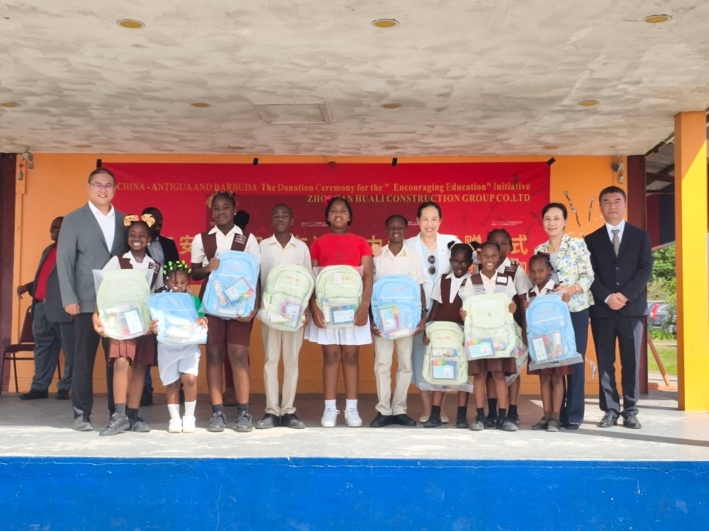 “温暖迎春·共庆中国年”——驻安巴使馆出席中安华力“助力教育”捐赠活动