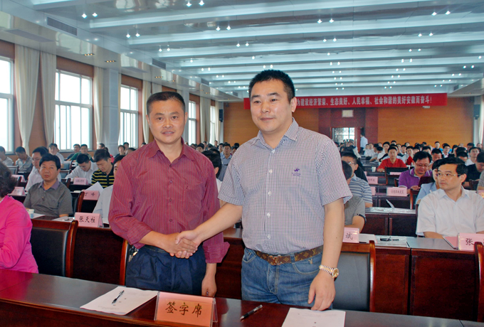 “百企助百镇”   华力获称“爱心单位”